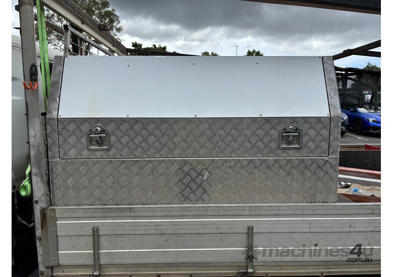 2005 Isuzu N-Series NC  4x2 Tray Truck