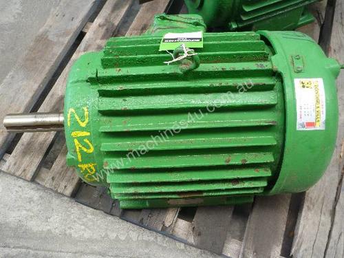 TOSHIBA 30HP 3 PHASE ELECTRIC MOTOR/ 2900RPM