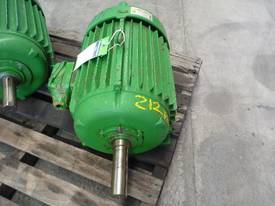 TOSHIBA 30HP 3 PHASE ELECTRIC MOTOR/ 2900RPM - picture1' - Click to enlarge