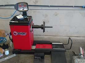 Truck, Bus & Car Wheel Balancer with Wheel Lift| Bright CB46  - picture0' - Click to enlarge