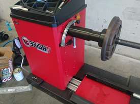 Truck, Bus & Car Wheel Balancer with Wheel Lift| Bright CB46  - picture1' - Click to enlarge