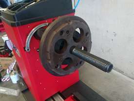Truck, Bus & Car Wheel Balancer with Wheel Lift| Bright CB46  - picture2' - Click to enlarge