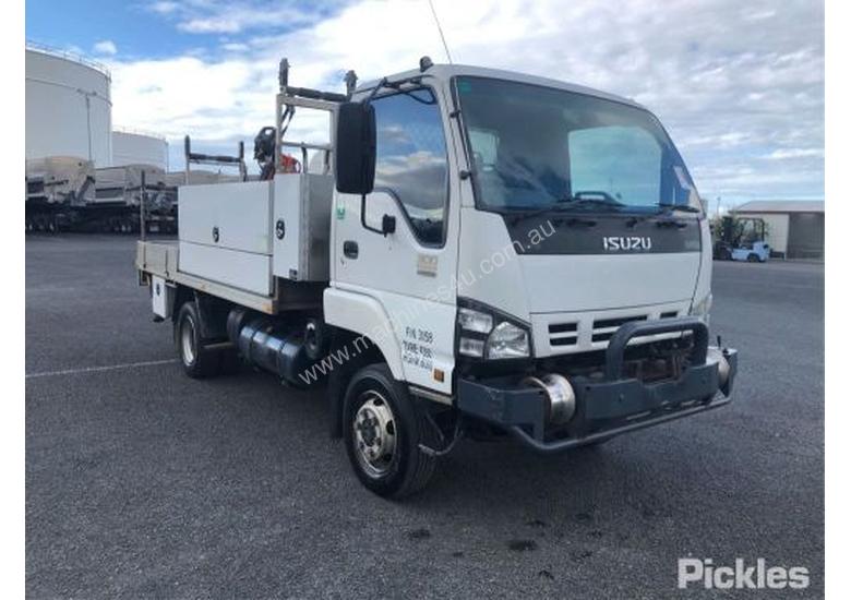 caption 2006 Isuzu NPS300