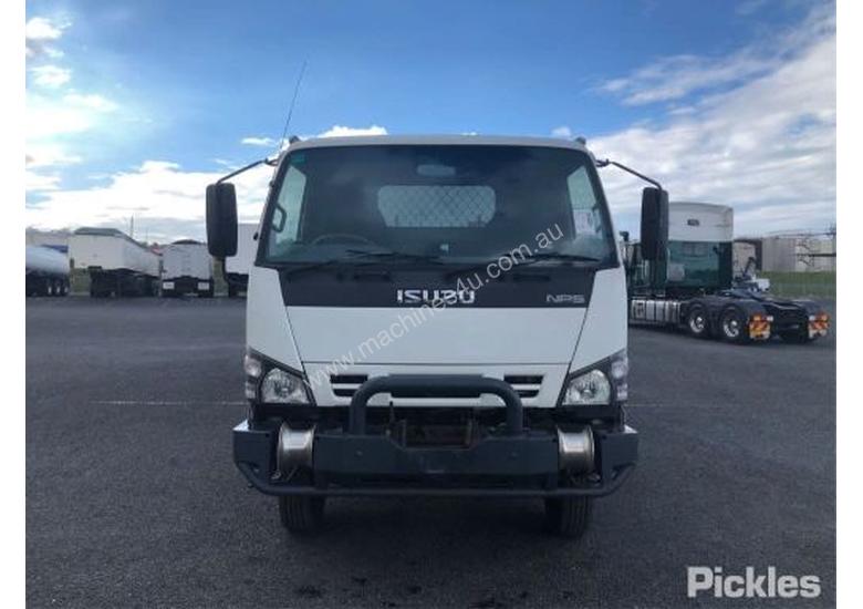 caption 2006 Isuzu NPS300
