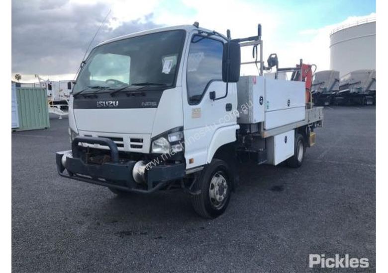 caption 2006 Isuzu NPS300