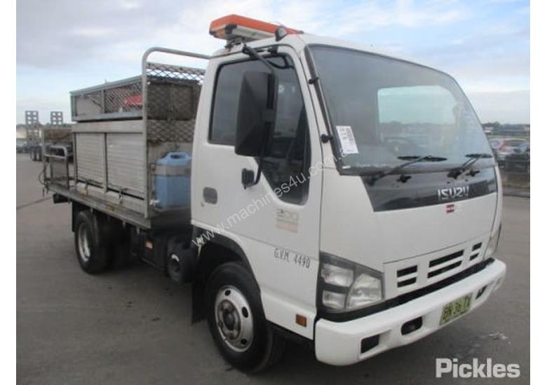 caption 2007 Isuzu NPR 200