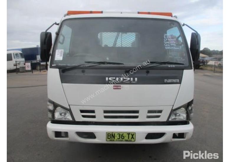 caption 2007 Isuzu NPR 200
