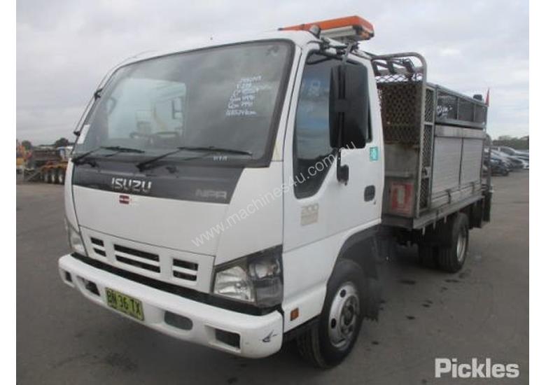 caption 2007 Isuzu NPR 200