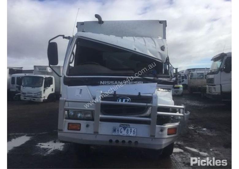 caption 2007 Nissan UD LKA265