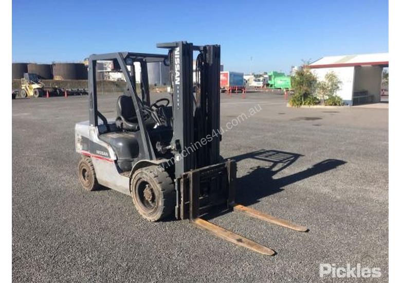 caption 2011 Nissan YG1F2A35U