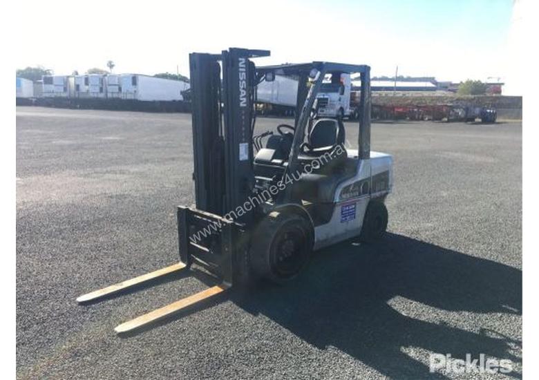 caption 2011 Nissan YG1F2A35U