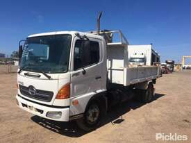 2004 Hino FC4J - picture2' - Click to enlarge