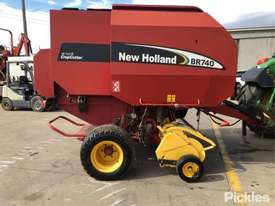 2004 New Holland BR740A - picture2' - Click to enlarge