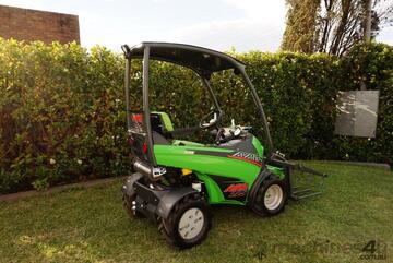 Avant 225 Articulated Mini Loader w General Bucket