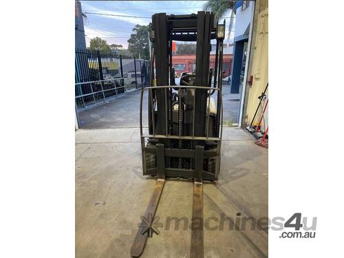 Crown electrical counterbalance forklift truck