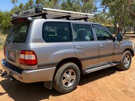 Toyota Landcruiser 100 - picture0' - Click to enlarge