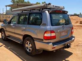 Toyota Landcruiser 100 - picture1' - Click to enlarge