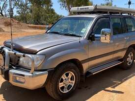 Toyota Landcruiser 100 - picture2' - Click to enlarge