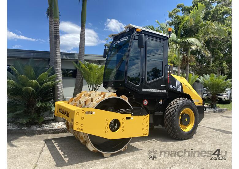 caption New 2023 Multipac 107HP roller
