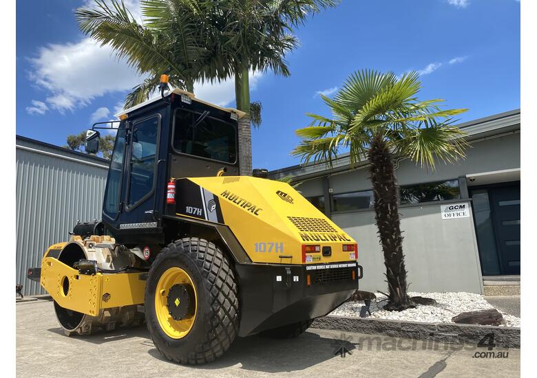 caption New 2023 Multipac 107HP roller