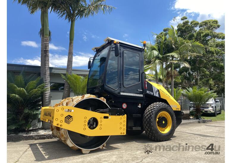 caption New 2023 Multipac 107HP roller