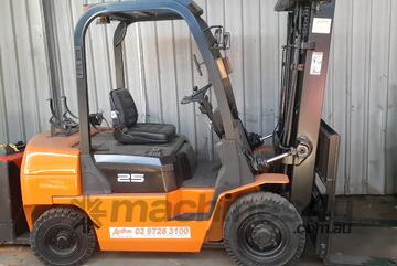 ACTIVE FORKLIFTS - Osko 2.5 ton Container entry forklift for sale- 4.5m mast side shift solid tyres