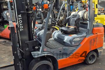 ACTIVE FORKLIFTS - 4.5 Ton Toyota Forklift | 4.3m Lift | LPG | Fork Positioners included!