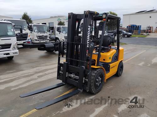 caption 2023 Hyundai 3.5T Diesel Forklift with Container Mast – 42HP for Heavy Lifting!