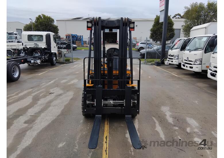 caption 2023 Hyundai 3.5T Diesel Forklift with Container Mast – 42HP for Heavy Lifting!