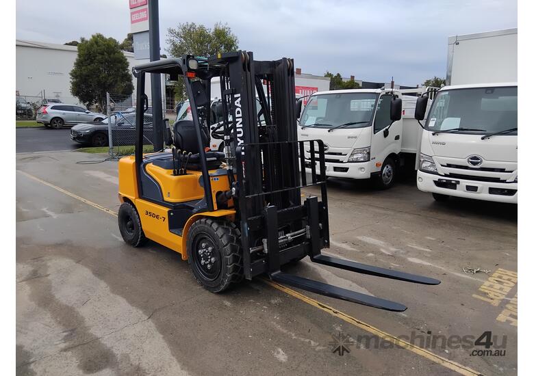 caption 2023 Hyundai 3.5T Diesel Forklift with Container Mast – 42HP for Heavy Lifting!