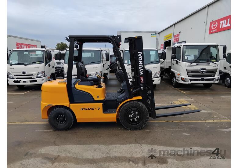 caption 2023 Hyundai 3.5T Diesel Forklift with Container Mast – 42HP for Heavy Lifting!