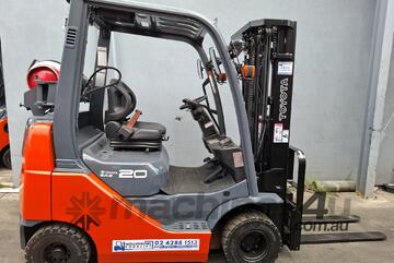 Wollongong Forklift: 2018 Compact Toyota 2T LPG, 3-stage container mast, 4.5m lift!