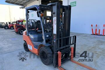 Toyota 8FG25 Forklift with side shift and Cont. mast