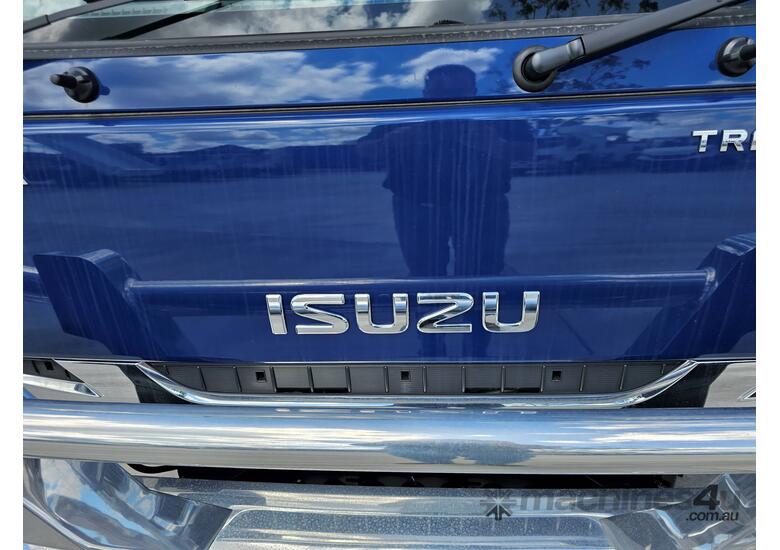 caption 2024 Isuzu NPR 45/55-155 AMT MWB TRADEPACK PREMIUM Tray