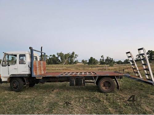 caption 1985 Mitsubishi Truck