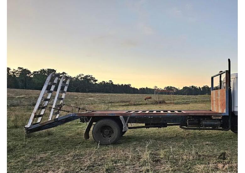 caption 1985 Mitsubishi Truck