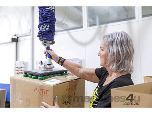 Handling Cartons with the Jumbo Flex Vacuum Tube Lifter