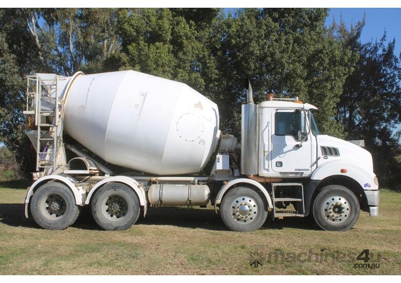 caption 2014 Mack Metro-Liner