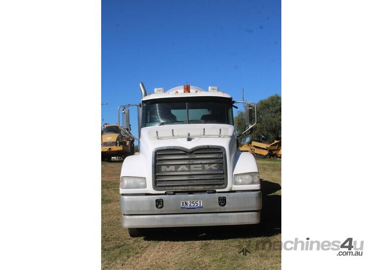 caption 2014 Mack Metro-Liner