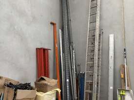1 X Extension Ladder & 1 X Ladder - picture0' - Click to enlarge