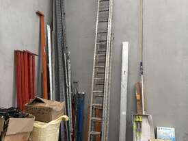 1 X Extension Ladder & 1 X Ladder - picture2' - Click to enlarge