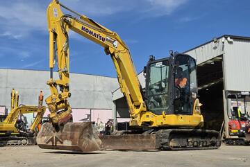 2022 KOMATSU PC55MR-5 5.5T EXCAVATOR (M876) WITH TILT HITCH, FULL CAB, RUBBER AND 1415 HOURS