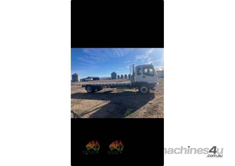 (8970) 2006 Isuzu approximately 560000 ks 24 ish foot tray. 8 tonner