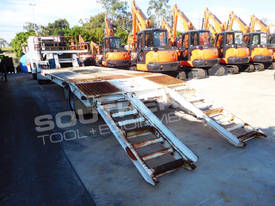 P82M 4x2 Prime mover Truck with Low Loader - picture1' - Click to enlarge