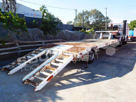 P82M 4x2 Prime mover Truck with Low Loader - picture2' - Click to enlarge