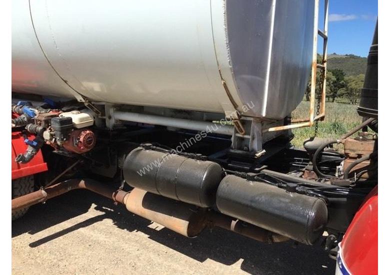 caption COMMER 1968 BOGIE DRIVE - PETROLEUM/WATER TANKER