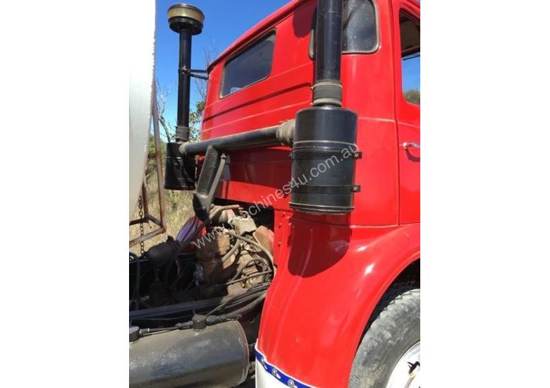 caption COMMER 1968 BOGIE DRIVE - PETROLEUM/WATER TANKER