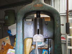 Heinze large screw press - picture0' - Click to enlarge