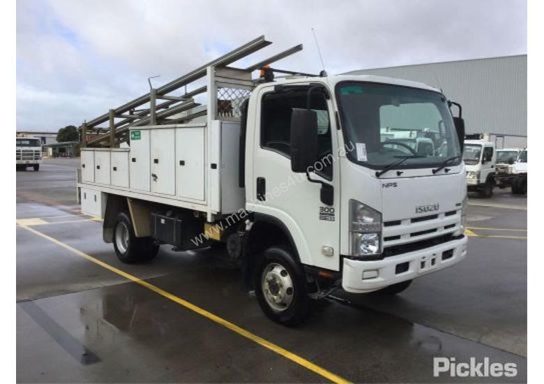 caption 2010 Isuzu NPS300