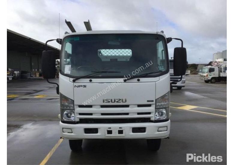 caption 2010 Isuzu NPS300